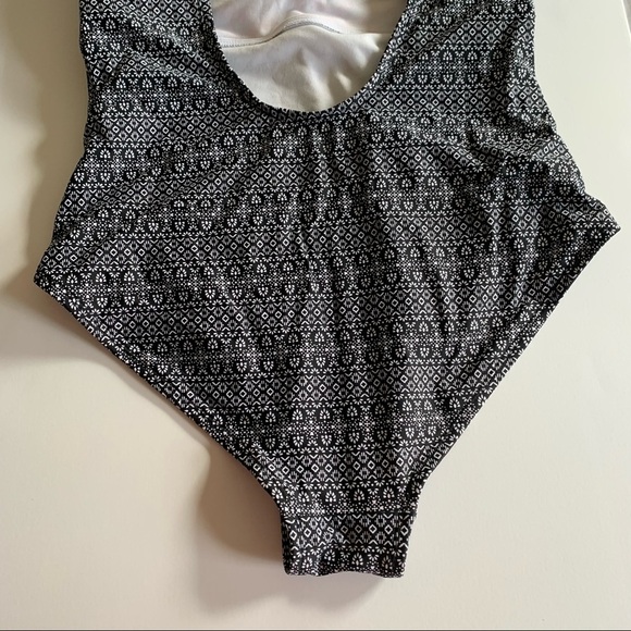 Kona Sol Patterned One Piece Swimsuit Size Medium - Picture 6 of 8